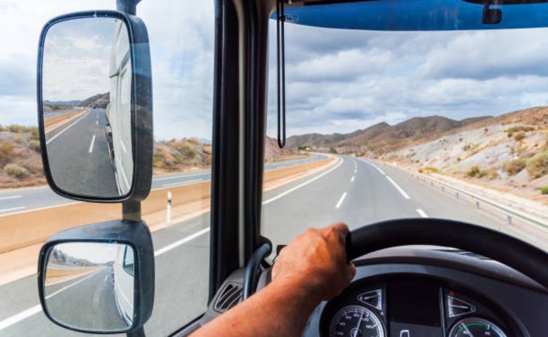 Tribunal falla a favor de chofer de tractocamión despedido por accidente laboral. Foto: iStock