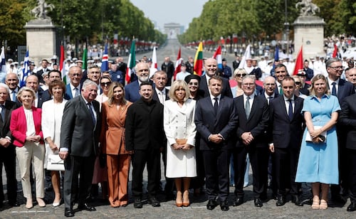 Macron celebra el último día de la Independencia de Francia como presidente; rinde homenaje a Ucrania y la unidad europea