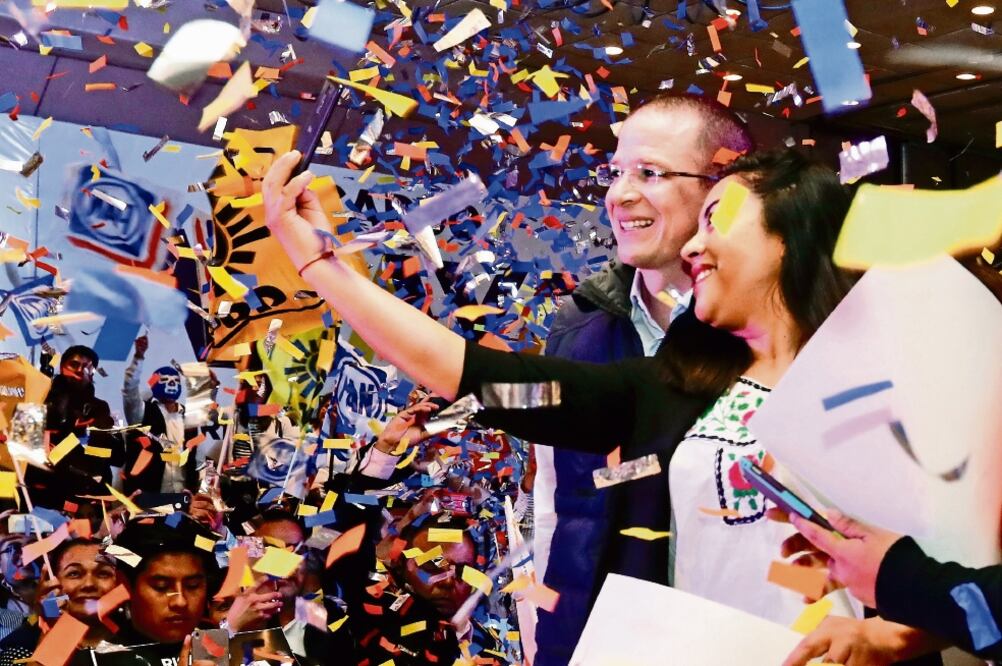 En Oaxaca, Ricardo Anaya, candidato presidencial de la alianza Por México al Frente, dijo que el jefe de Gobierno capitalino, Miguel Ángel Mancera, tiene las puertas abiertas para sumarse a su equipo de campaña. (BERENICE FREGOSO. EL UNIVERSAL)