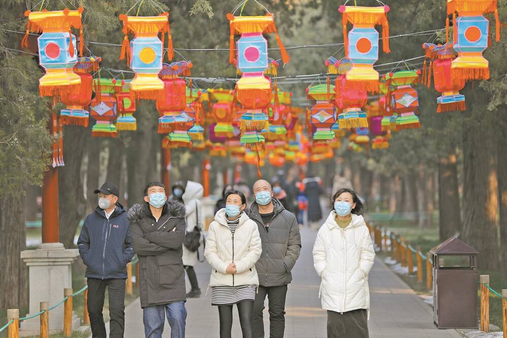 La gente usó ayer máscaras en el Parque Jingshan en Beijing, China. Beijing canceló muchas celebraciones del Año Nuevo Lunar, debido al brote de coronavirus. Foto: WU HONG. EFE