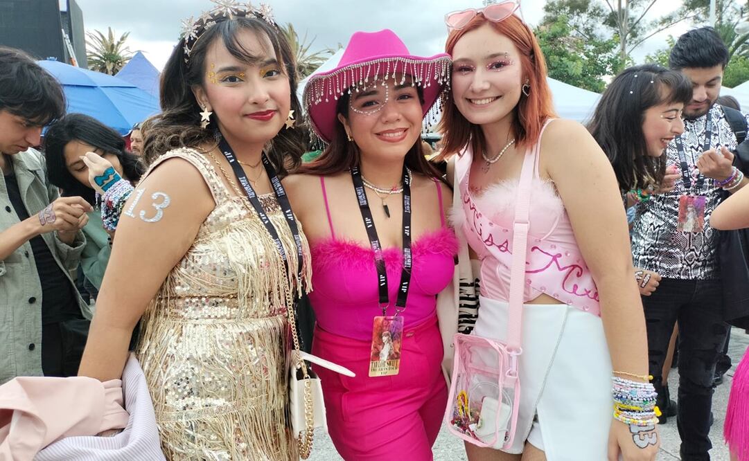 Elisa, Dani y Camila esperan para poder ingresar al Foro Sol. Foto: Araceli García/ EL UNIVERSAL