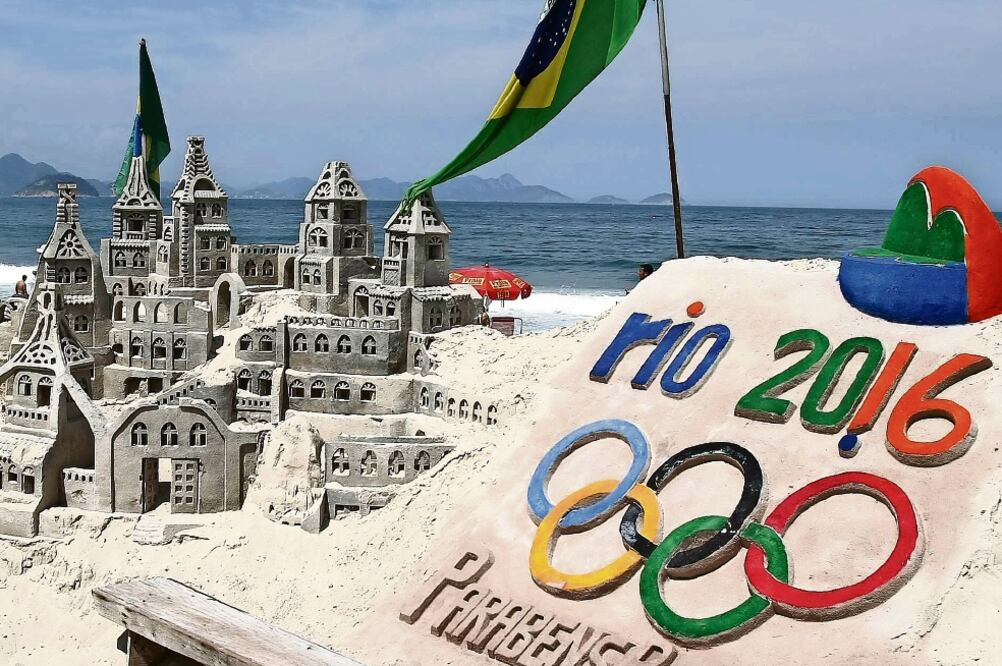 Un castillo de arena alusivo a los Juegos Olímpicos (MARCELO SAYAO. EFE)