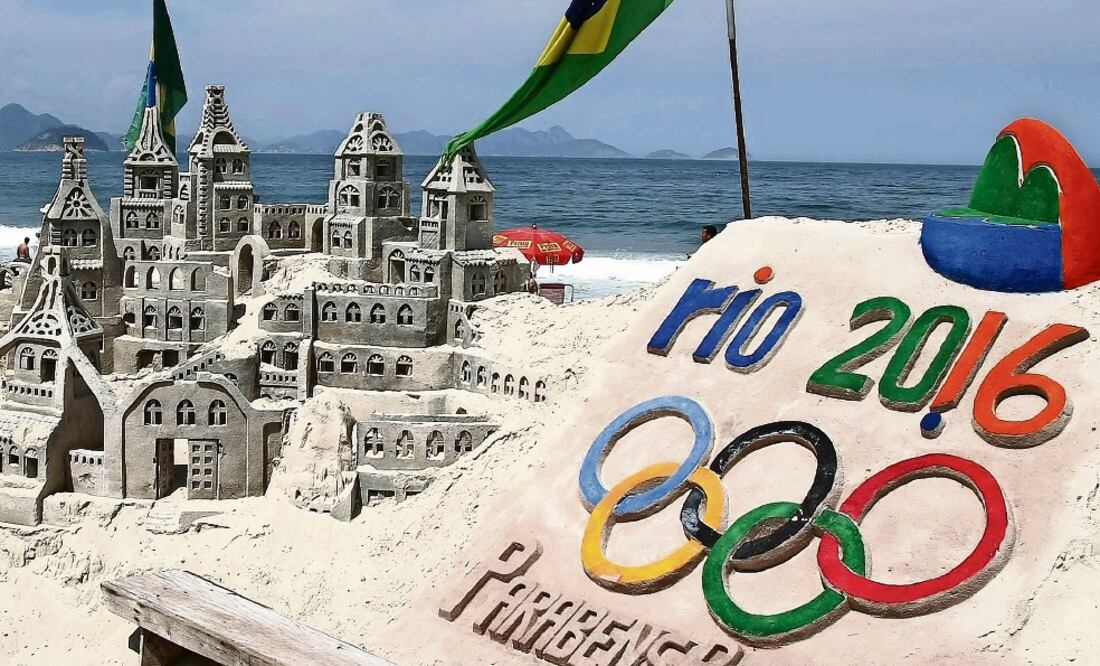 Un castillo de arena alusivo a los Juegos Olímpicos (MARCELO SAYAO. EFE)