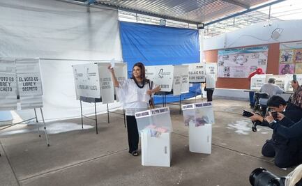 Clara Brugada emite su voto en casilla de la colonia San Miguel Teotongo, Iztapalapa; pide a capitalinos salir a votar 