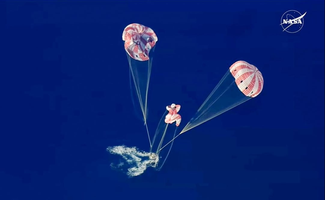 Capsula Orión, con los tripulantes de Artemis II, luego de amerizar en el Pacífico (10/04/2026). Foto: EFE.