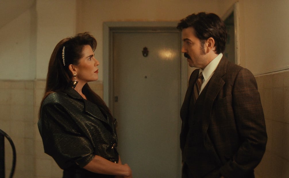 Además de ser la asistente, Karla Souza es la estratega que acompaña y da seguridad a Martín de la Torre. Foto: Netflix