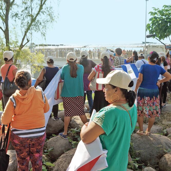 Mujeres provenientes de cuatro países externaron su apoyo a migrantes que ayer arribaron al puente internacional. (MARÍA DE JESÚS PETERS. EL UNIVERSAL)