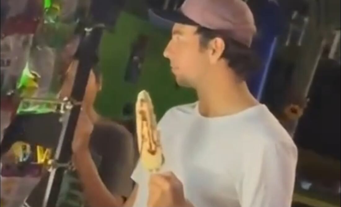 Checo Pérez comiendo elote, responde sobre su futuro en Fórmula 1 / Foto: Especiales