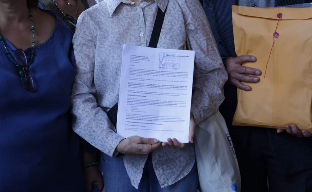 Acusan falta de consulta en Plan de Desarrollo CDMX; vecinos entregan firmas para reponer proceso.
Foto: Fernanda Rojas/ EL UNIVERSAL.