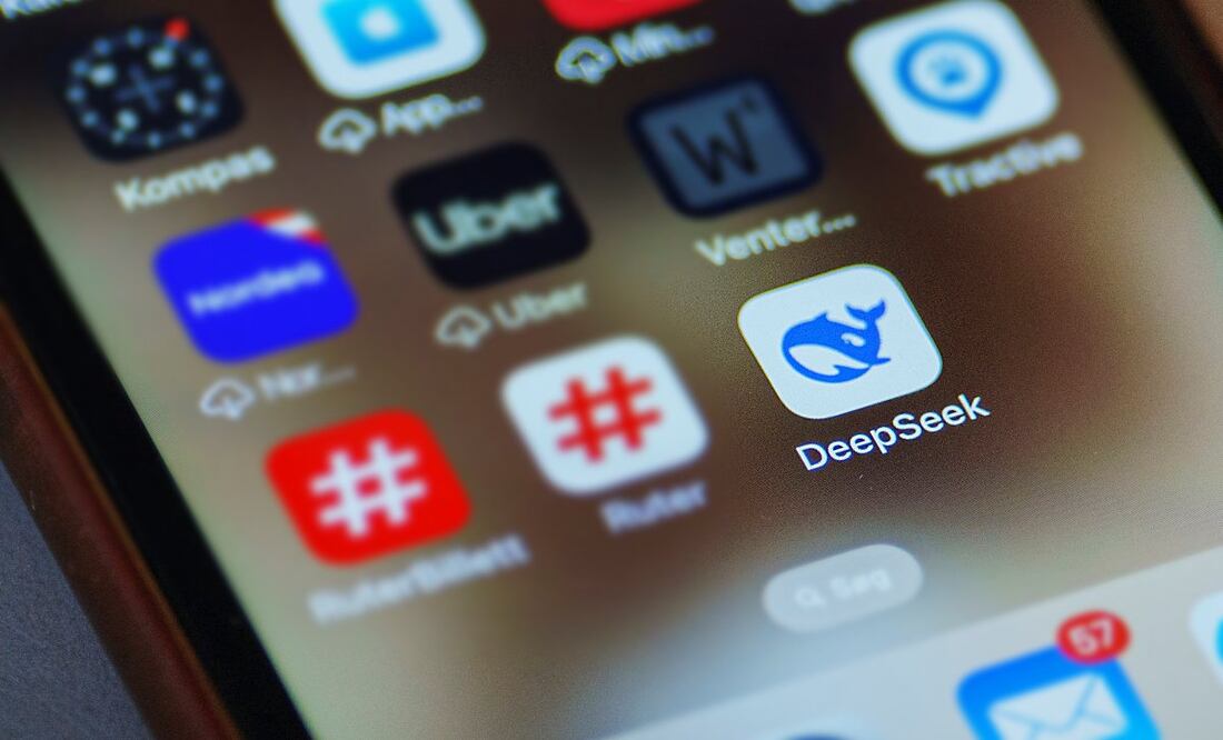 La aplicación china DeepSeek en un teléfono móvil en Copenhague, Dinamarca, 27 de enero de 2025. La aplicación DeepSeek es de uso gratuito. Foto: EFE