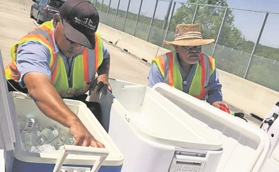 Apoyo. Personal del gobierno de Texas obsequió agua y gasolina a los conductores, en su paso por los puentes. Foto: ESPECIAL