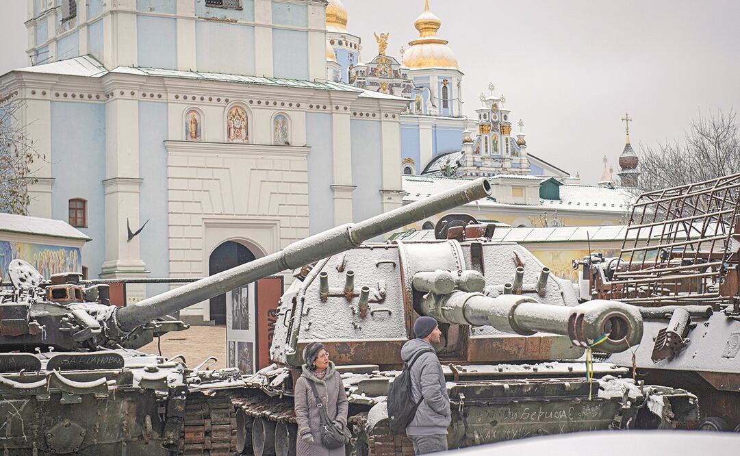 Ucranianos, frente a una exhibición de tanques y vehículos blindados rusos destruidos después de una nevada en el centro de Kiev. Foto: Andrew Kravchenko / AP 