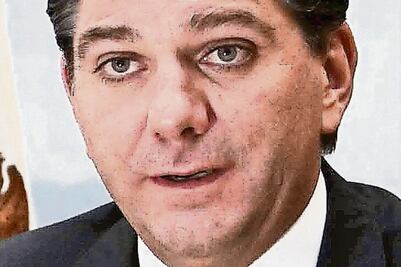 Dos se perfilan ante relevo en CNBV