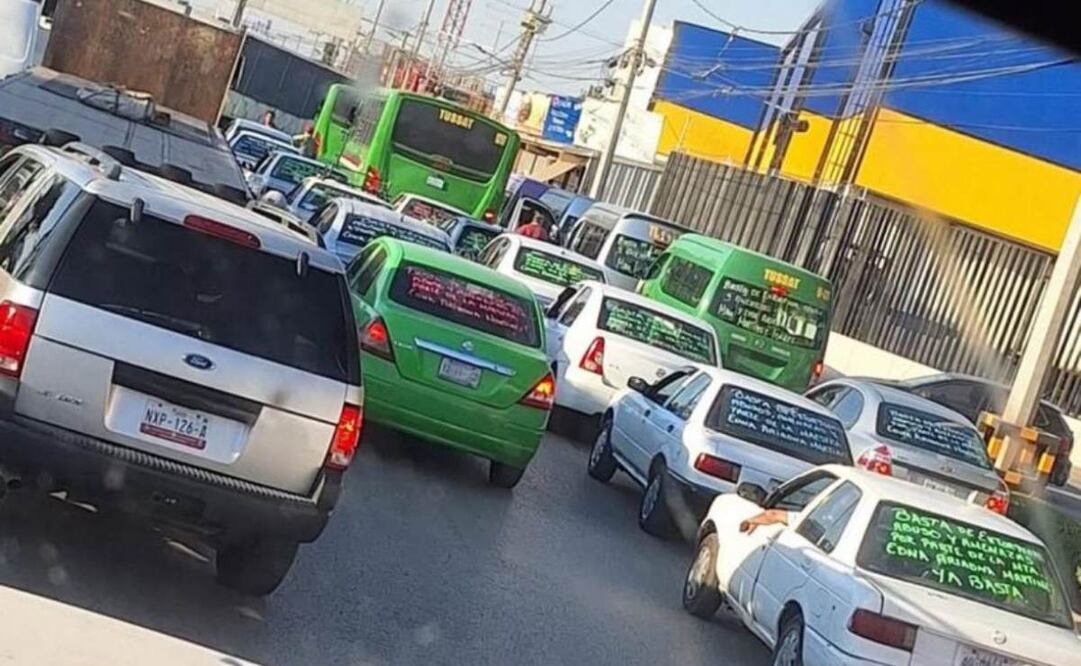 Bloquean vialidades taxis y combis en Tultitlán 
Foto: Especial.