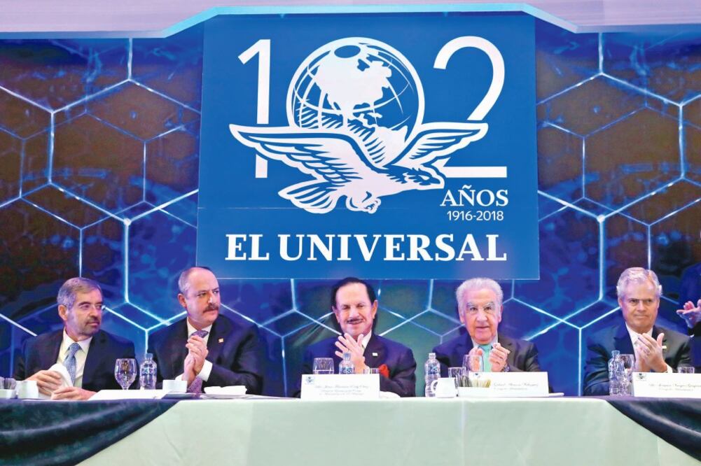 Juan Francisco Ealy Ortiz, Presidente Ejecutivo y del Consejo de Administración de El Gran Diario de México (centro); Juan Francisco Ealy Lanz Duret (segundo de izq. a der.), Director General de EL UNIVERSAL; y los miembros del Consejo de Administración