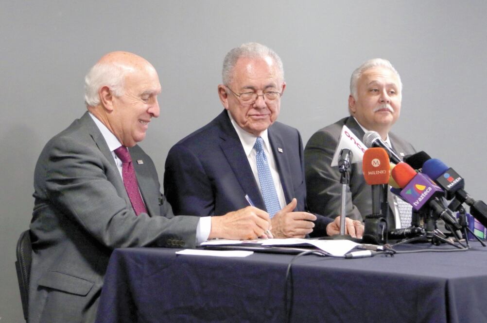 Javier Jiménez Espriú (centro) dijo que en Texcoco quedaron 140 mil toneladas de acero y metros cúbicos de tezontle y basalto, así como equipo de trabajo, los cuales serán vendidos para recuperar 4 mil millones de pesos. Foto: CARLOS MEJÍA. EL UNIVERSAL