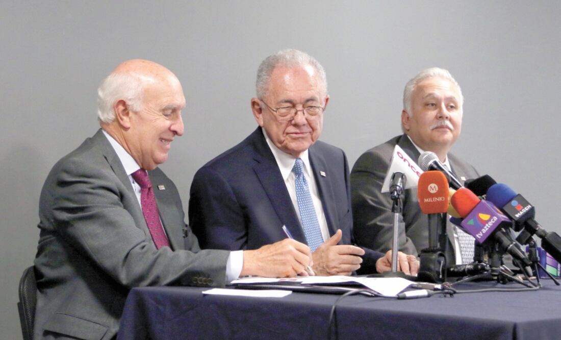 Javier Jiménez Espriú (centro) dijo que en Texcoco quedaron 140 mil toneladas de acero y metros cúbicos de tezontle y basalto, así como equipo de trabajo, los cuales serán vendidos para recuperar 4 mil millones de pesos. Foto: CARLOS MEJÍA. EL UNIVERSAL