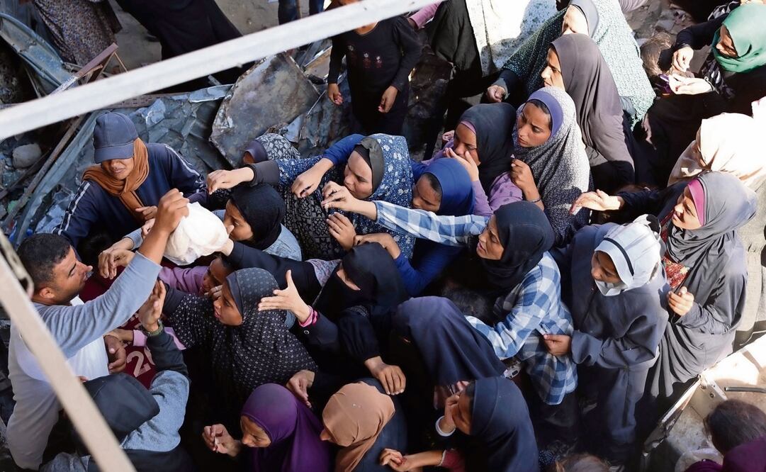 Los palestinos hacen fila para recibir pan en Khan Younis, ayer en el sur de la Franja de Gaza. Foto: Bashar Taleb / AFP