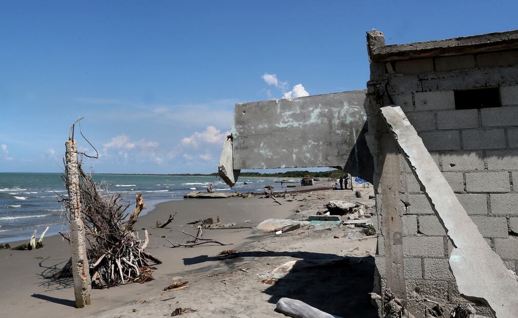 Imagen de viviendas que fueron comidas por el mar en la comunidad de El Bosque en el municipio de Centla, estado de Tabasco, el 4 de septiembre de 2025. Foto: EFE