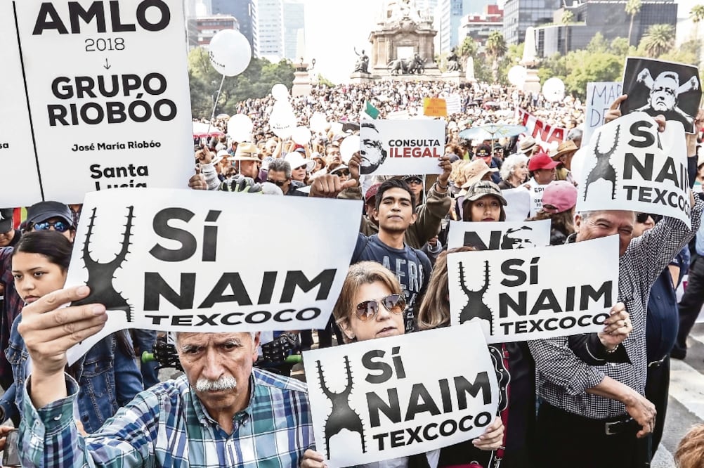 Según el cálculo de las autoridades, 5 mil 500 personas se movilizaron desde el Ángel de la Independencia al Zócalo, con una consigna común, que el presidente electo, Andrés Manuel López Obrador, mantenga la obra aeroportuaria en Texcoco (GERMÁN ESPINOSA)