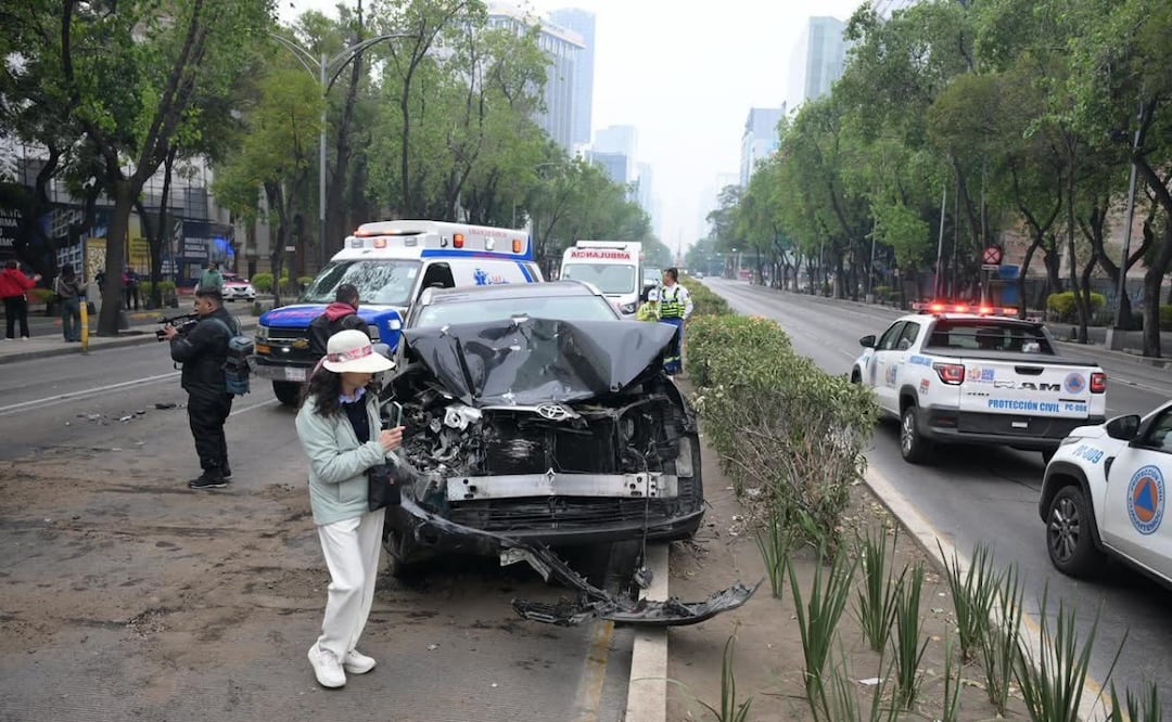 Camioneta se impacta con autobús turístico en Paseo de la Reforma (25/12/2025). Foto: Especial