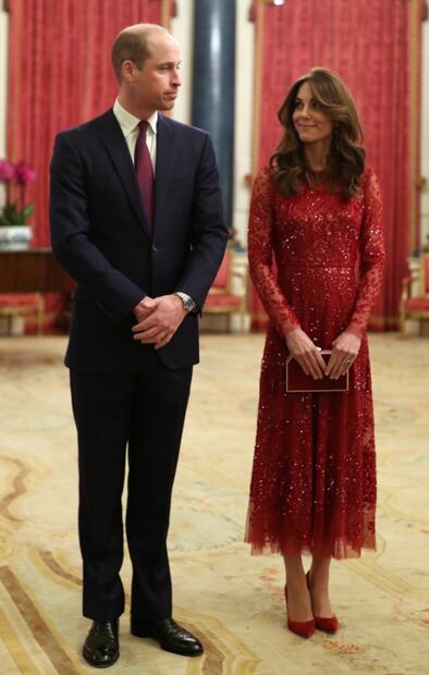 Kate Middleton deslumbra con vestido rojo hecho por manos artesanas