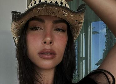 María Chacón posa con traje de baño blanco, delicado y elegante