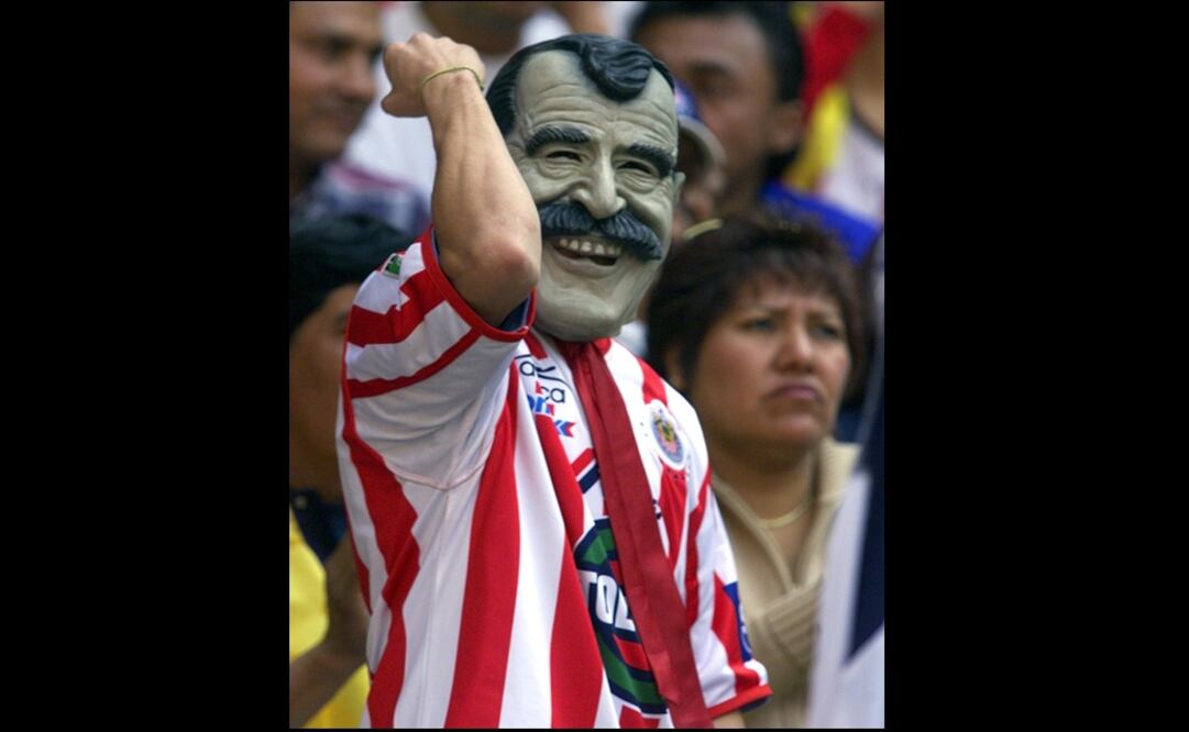 Un aficionado de las Chivas de Guadalajara lleva una mascara que representa al presidente de Mexico Vicente Fox. Foto: AFP
