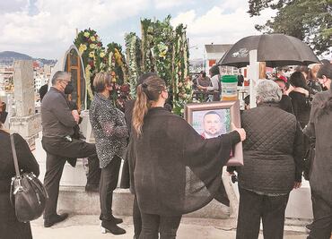 Entre aplausos y flores, despiden a policía asesinado en Edomex