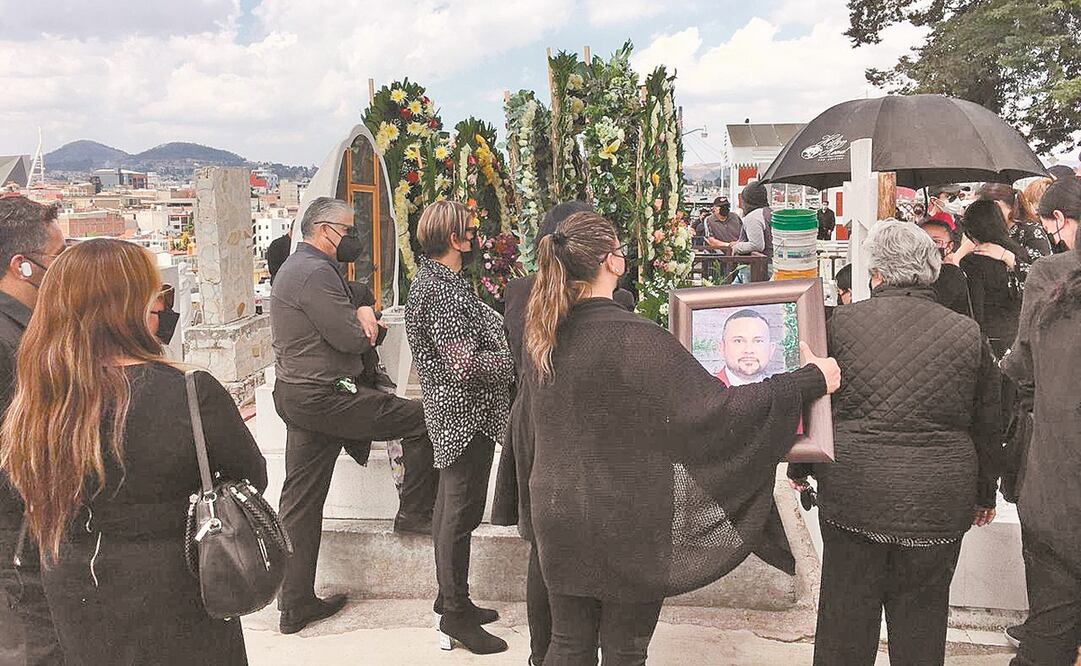 Los padres, hermanos, abuelos e hija del policía Ricardo Ramírez Mondragón, adscrito a la FGJEM, lo recordaron con un pase de lista en un panteón de Atlacomulco. Foto: ESPECIAL