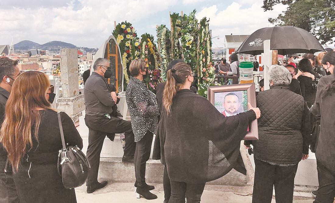 Los padres, hermanos, abuelos e hija del policía Ricardo Ramírez Mondragón, adscrito a la FGJEM, lo recordaron con un pase de lista en un panteón de Atlacomulco. Foto: ESPECIAL