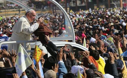 Papa viaja en el papamóvil en San Cristóbal de Las Casas