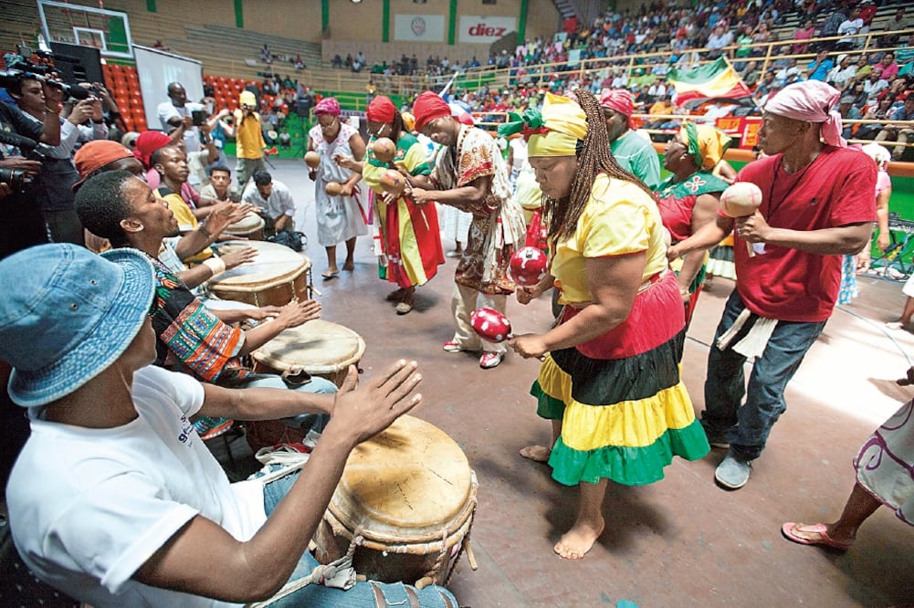 Personas de diversas etnias durante un ritual, el 13 de abril, para exigir justicia por el asesinato de la activista Berta Cáceres, en Tegucigalpa (GUSTAVO AMADOR. EFE)
