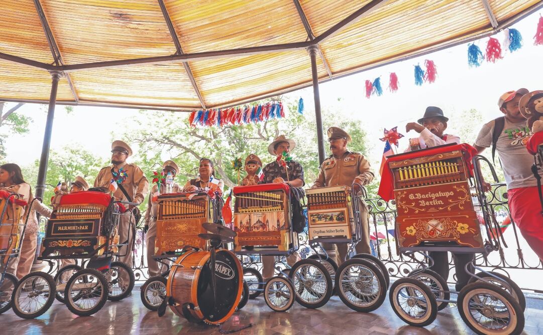 Organilleros de México y Chile tocaron en el kiosko de la Alameda Central. Foto: de Axel Sánchez. EL UNIVERSAL