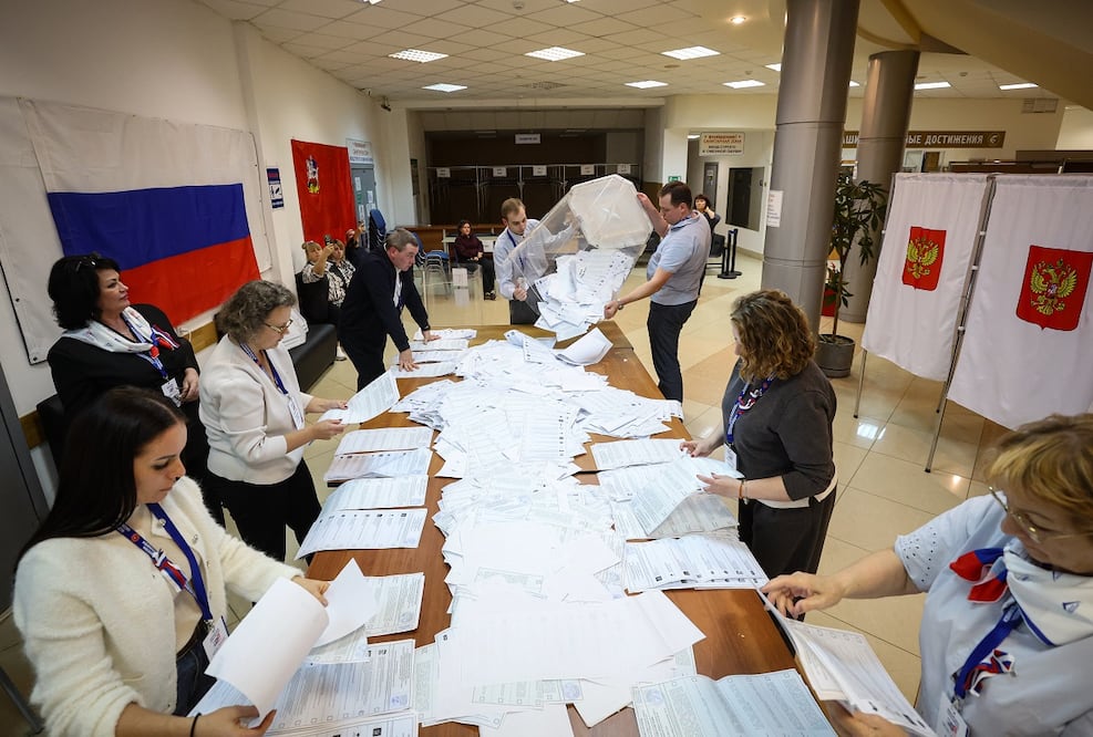 Miembros de una comisión electoral, durante el recuento de votos de las legislativas rusas, en Podolsk. FOTO: EFE