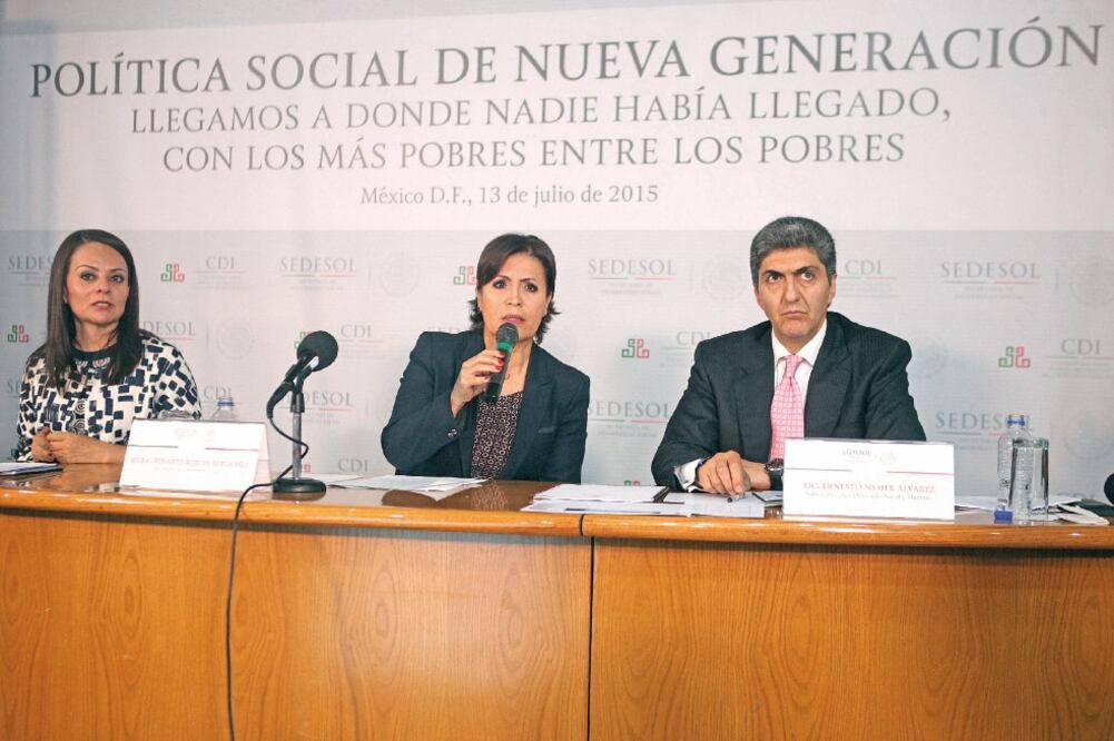 La titular de Desarrollo Social, Rosario Robles, junto al subsecretario de Desarrollo Social y Humano, Ernesto Nemer, quien planteó esquemas de atención a los mexicanos en condición de pobreza (ARCHIVO EL UNIVERSAL)