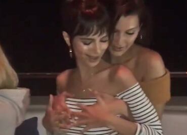 El baile "hot" de Emily Ratajkowski y Bella Hadid en Cannes