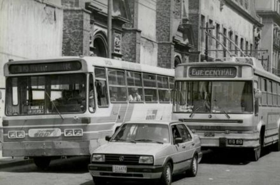 A la izquierda, camión de Ruta 100 circulando por las calles del centro capitalino.