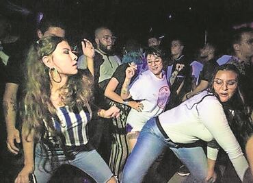 Crecen contagios de Covid en millennials por acudir a fiestas