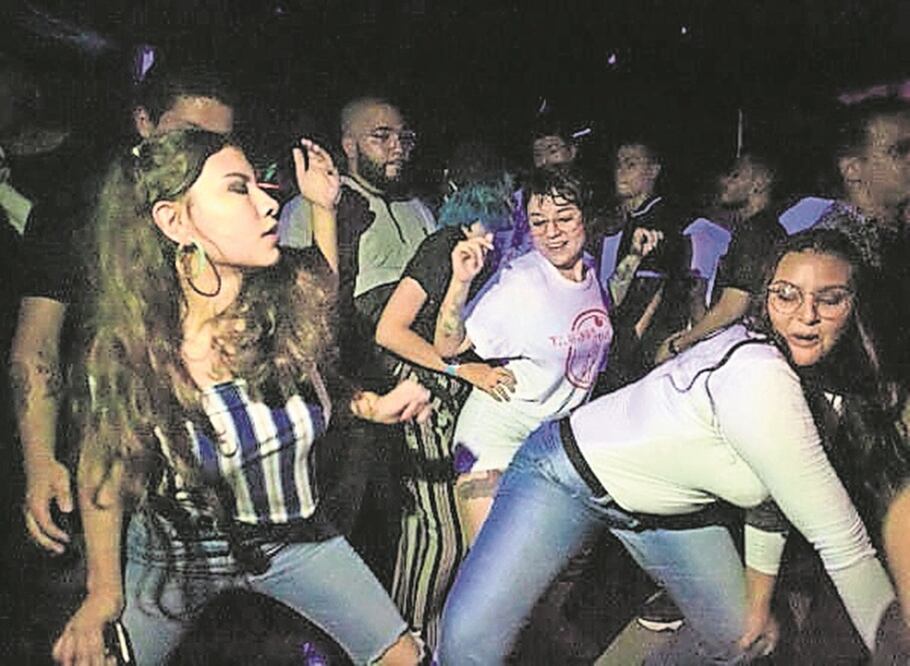 Hartos del confinamiento, los jóvenes salieron a fiestas, como se ve en la foto de noviembre pasado, lo que elevó los contagios. Foto: ARCHIVO EL UNIVERSAL