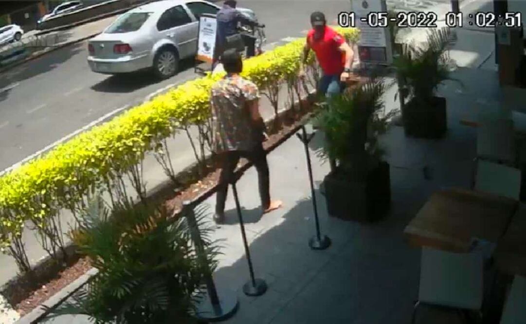 Empleados señalan que durante los dos años de pandemia aumentó el número de personas que duermen en la zona cercana a los restaurantes Foto: Tomada de video