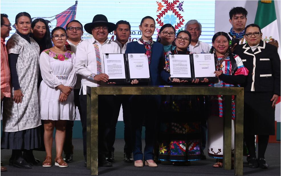La presidenta Claudia Sheinbaum firmó dos decretos presidenciales en favor de los pueblos y comunidades indígenas del país. El primero es un decreto para que se publiquen en 57 lenguas indígenas la reforma constitucional al artículo 2; el segundo, tiene que ver con la creación de la Comisión Presidencial para el Seguimiento y la Atención de los Planes de Justicia de los Pueblos Indígenas y Afromexicanos. Foto: Berenice Fregoso/EL UNIVERSAL