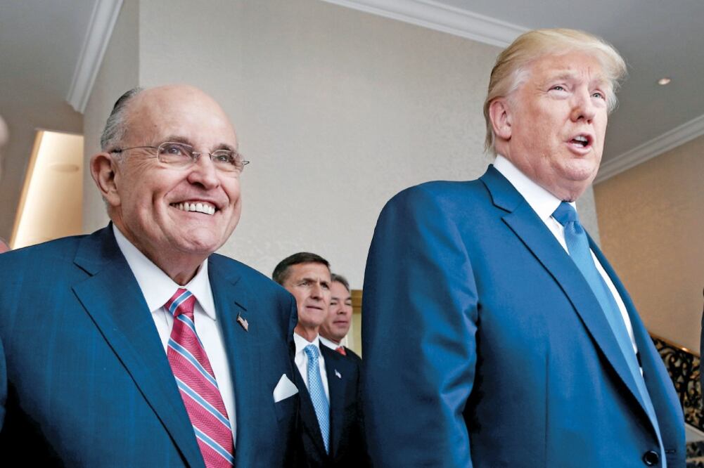 Rudolph Giuliani, ex alcalde de Nueva York, con el entonces candidato republicano para la presidencia, Donald Trump, en septiembre de 2016. (MIKE SEGAR. REUTERS)