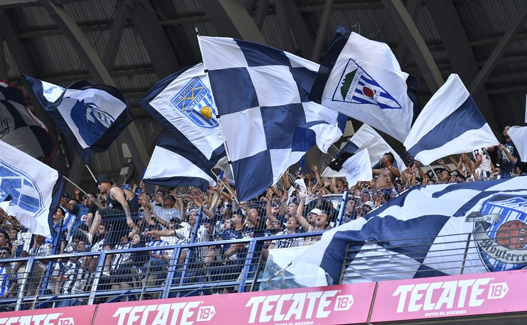 Los aficionados de Rayados en su nueva ubicación en la planta alta / Foto: Imago7