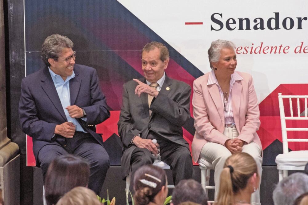 El presidente de la Cámara de Diputados, Porfirio Muñoz Ledo, asistió al informe de labores del presidente del Senado, Martí Batres; en la imagen, durante una charla con el senador Ricardo Monreal. Foto/MARIO JASSO. CUARTOSCURO
