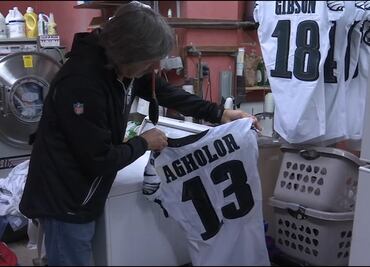El negocio que limpia los uniformes de Filadelfia