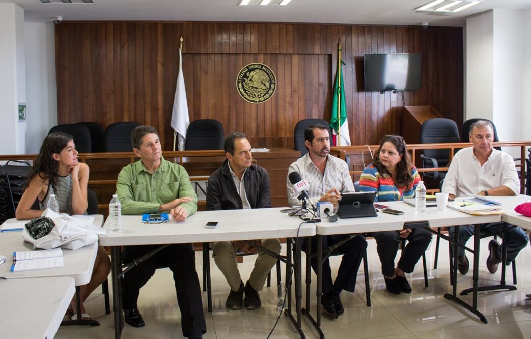 En reunión de trabajo, Jurídico del Congreso del estado, ciudadanos y diputados revisaron la propuesta (Foto: Adriana Varillas)