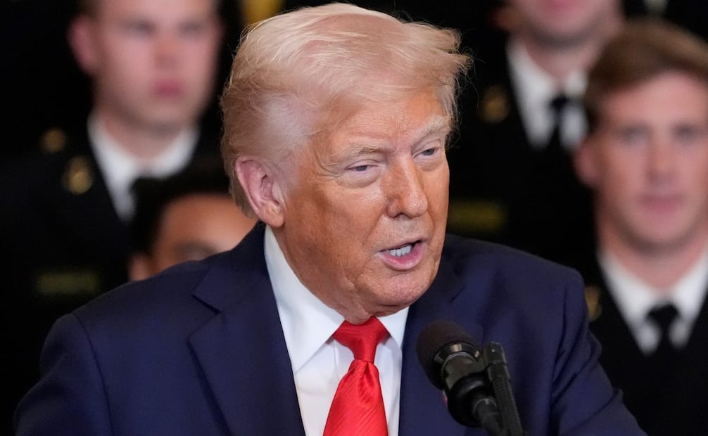 El presidente Donald Trump durante la presentación del trofeo Comandante en Jefe al equipo de fútbol americano de la Marina, en la Sala Este de la Casa Blanca, el martes 15 de abril de 2025, en Washington. Foto: AP