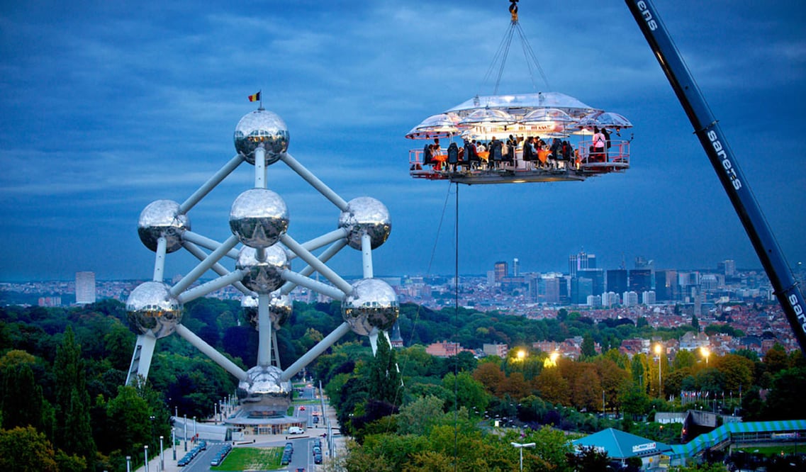 Si buscas un plan delicioso y extremo para la Navidad, esta experiencia de Dinner in the Sky es para ti. Foto: Dinner in the Sky