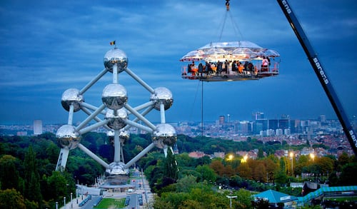 Dinner in the Sky: disfruta de una cena de Navidad en las alturas